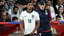 Pelatih kepala timnas Inggris asal Jerman, Thomas Tuchel (kanan), berbicara kepada gelandang Inggris nomor 10, Jude Bellingham, saat ia bersiap memasuki lapangan dalam pertandingan persahabatan internasional antara Inggris dan Senegal di stadion City Ground, Nottingham, pada 10 Juni 2025. (Paul ELLIS/AFP)