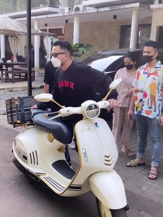 Nagita Slavina Ngidam Vespa Dior yang Ditaksir Rp 1 Miliar, Ini 5 Potretnya