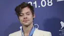 Harry Styles berpose selama sesi pemotretan untuk film "Don't Worry Darling" selama Venice Film Festival 2022 ke-79 di Venesia, Italia (5/9/2022). (Photo by Joel C Ryan/Invision/AP)