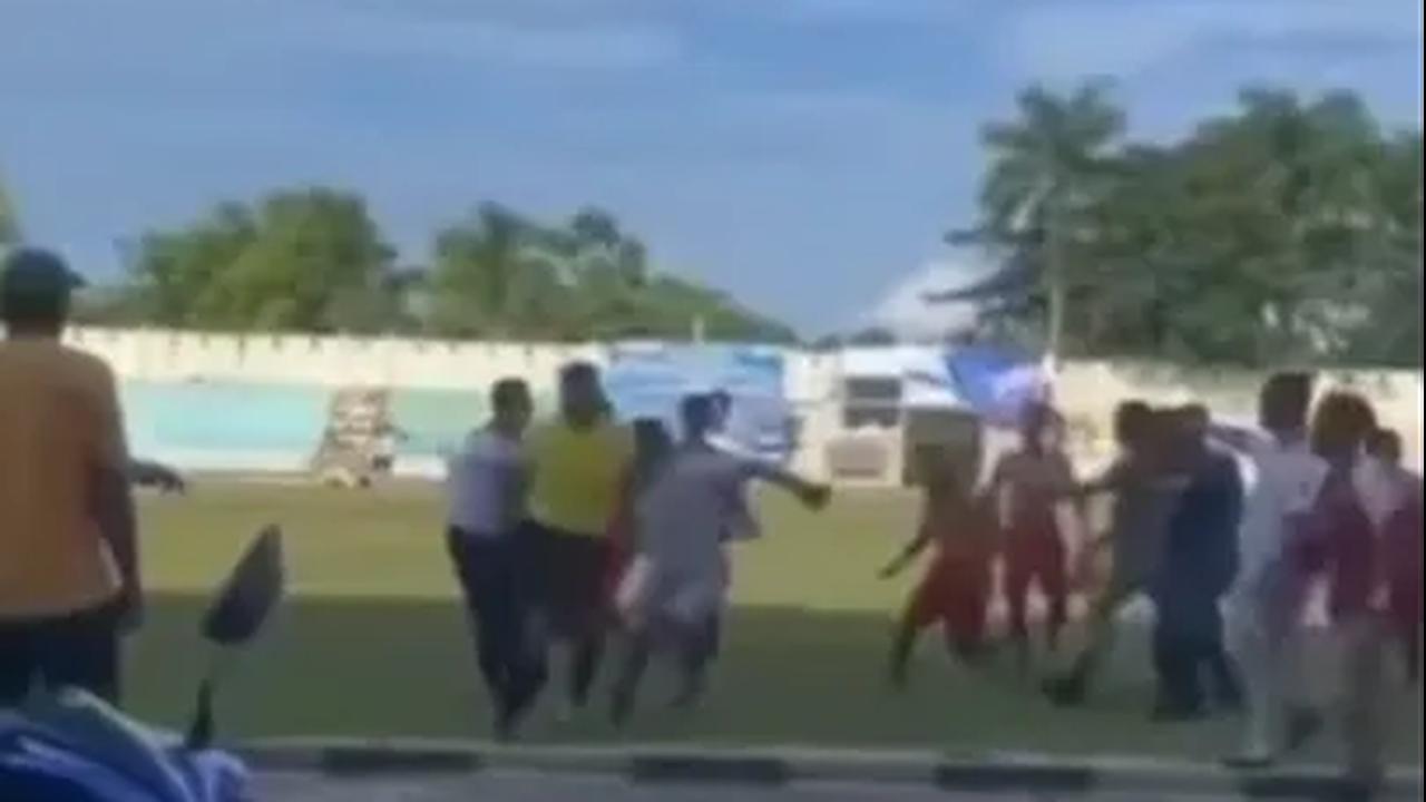 Wasit pertandingan sepak bola di Nunukan, Kalimantan Utara bernama Sertu Hisyam dikeroyok penonton dan pemain hingga kabur melarikan diri.