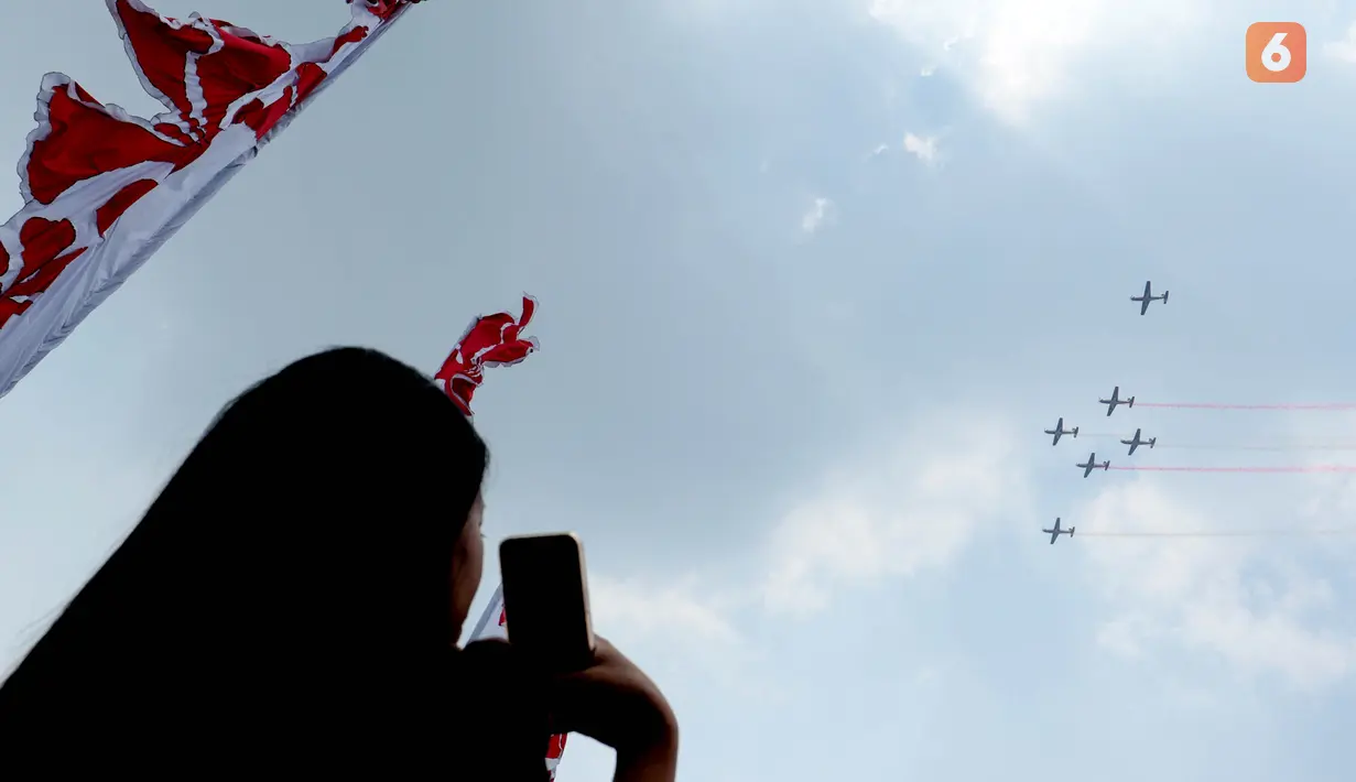 Warga menyaksikan atraksi pesawat dalam perayaan HUT ke-81 Kemerdekaan Republik Indonesia di kawasan Istana Merdeka, Jakarta, Senin (17/8/2026). Sejumlah pesawat tempur dan helikopter TNI-Polri tampil dalam rangkaian atraksi udara yang memeriahkan perayaan kemerdekaan, termasuk manuver dan formasi di langit Jakarta. (KLY/Budy Santoso)