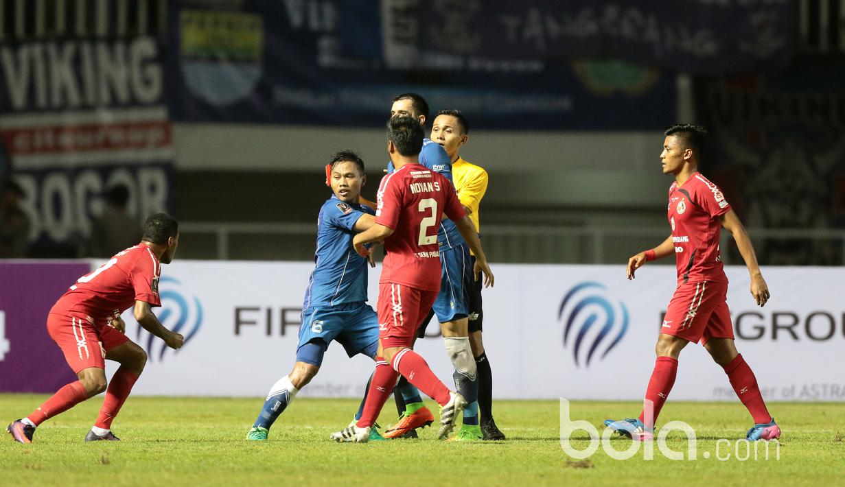 Vendry Mofu memasang kuda-kuda menanti Vladimir Vujovic saat  adu mulut pada perebutan tempat ketiga Piala Presiden 2017 di Stadion Pakansari, Bogor, Sabtu (11/3/2017). (Bola.com/Nicklas Hanoatubun)