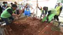 Petugas menggali makam Abi Qowi Suparto (20), yang diduga mencuri vape senilai 1,6 juta, saat proses pembongkaran di TPU Karet, Jakarta Pusat, Selasa (12/9). Pembongkaran dilakukan untuk mengetahui penyebab kematian Abi. (Liputan6.com/Immanuel Antonius)
