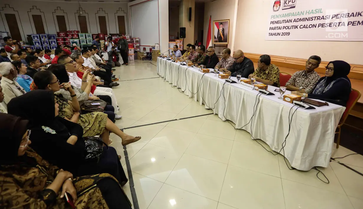 Ketua KPU Arief Budiman memaparkan Hasil Penelitian Administrasi Perbaikan kepada 9 Partai Politik (Putusan Bawaslu) di Gedung KPU Pusat, Jakarta, Minggu (24/12). KPU menyatakan 2 dari 9 partai lolos sebagai calon partai. (Liputan6.com/Faizal Fanani)