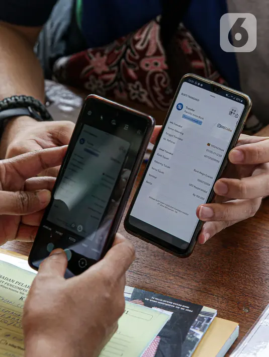 Umat muslim menunjukkan bukti transaksi saat membayar zakat fitrah kepada amil zakat di Masjid Istiqlal, Jakarta, Jumat (7/5/2021). Panitia Zakat Masjid Istiqlal mulai membuka layanan pembayaran zakat fitrah dengan pembayaran senilai Rp 50 ribu atau 3,5 liter beras. (Liputan6.com/Faizal Fanani)