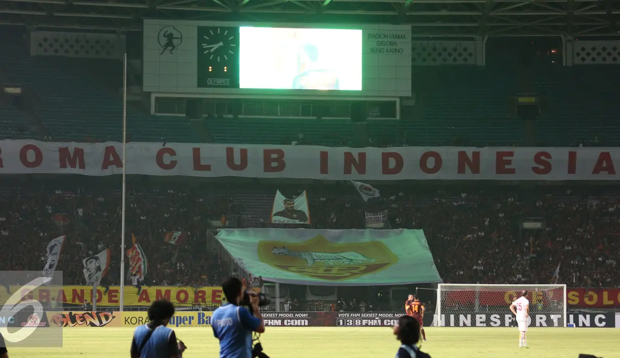 Sejumlah Romanisti memadati salah satu sudut stadion ketika menonton pertandingan AS Roma Day 2015 di SU GBK, Senayan, Jakarta, Sabtu (25/7/2015). Tim Merah AS Roma berhasil menang atas Tim Putih AS Roma dengan skor 2-1. (Liputan6.com/Herman Zakharia)