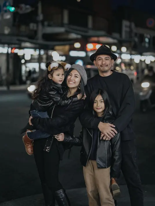 Keluarga Sharena dan Ryan Delon tampil dengan outfit serba hitam. Kompak mengenakan outfit berwarna hitam, Ryan terlihat mengenakan atasan lengan panjang, celana panjang, dan topi yang semuanya berwarna hitam, sedangkan Sharena tampil dengan atasan, dilapisi jaket, dipadu celana panjang, high boots yang semuanya berwarna hitam, kecuali topi cokelat muda yang dikenakannya. Dua buah hati mereka pun kompak dengan warna hitam; jaket kulit, yang dipadu dengan celana berbeda warna. Foto: Instagram.