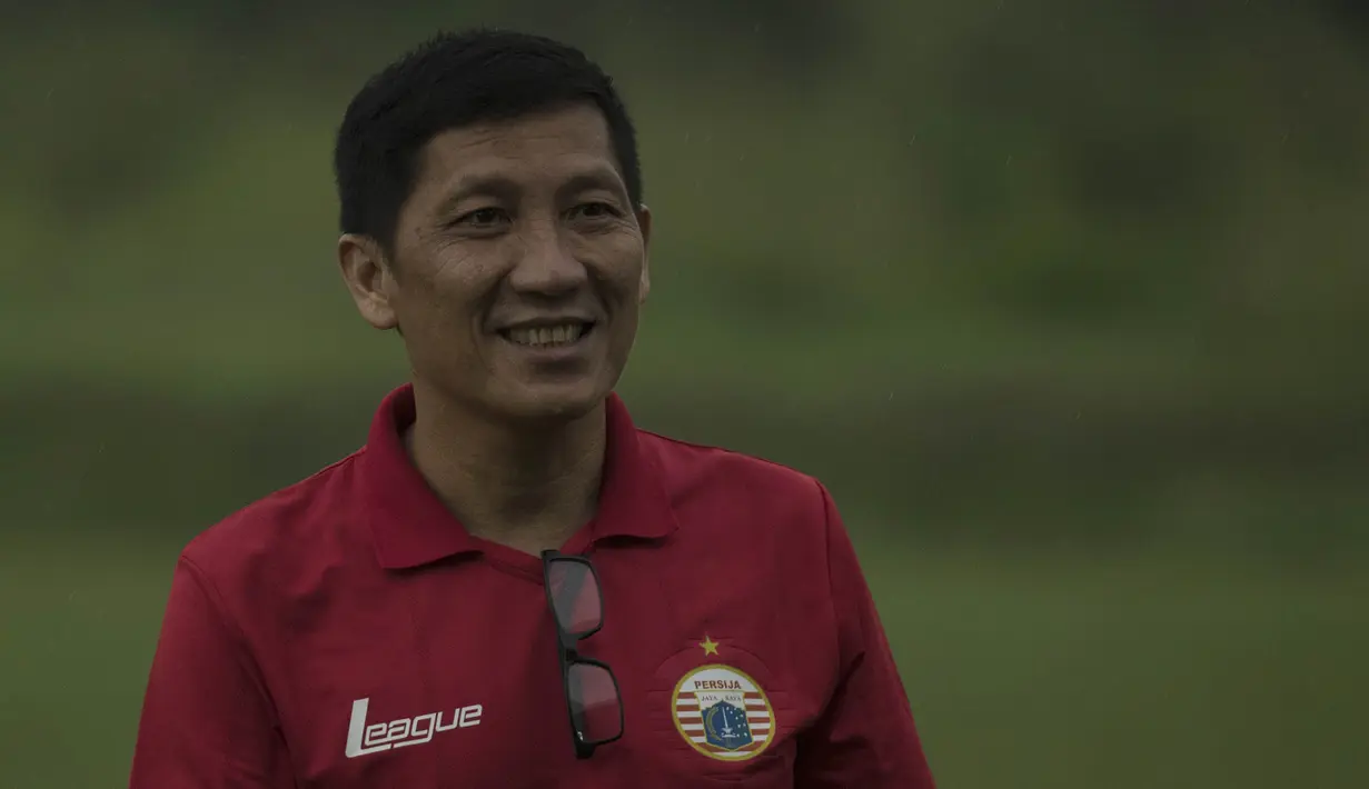 Presiden Persija, Ferry Paulus menghadiri latihan perdana jelang babak 8 besar Piala Jenderal Sudirman di Lapangan Sawangan, Depok, Jawa Barat, Jumat (4/12/2015). (Bola.com/Vitalis Yogi Trisna)
