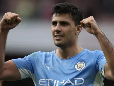 Manchester City berhasil comeback di kandang Arsenal usai tertinggal satu gol terlebih dahulu dalam laga lanjutan Liga Inggris, Sabtu (1/1/2022). Rodri menjadi pahlawan The Citizens melalui golnya di masa injury time dan membawa City menang 2-1 di akhir laga. (AP/Matt Dunham)