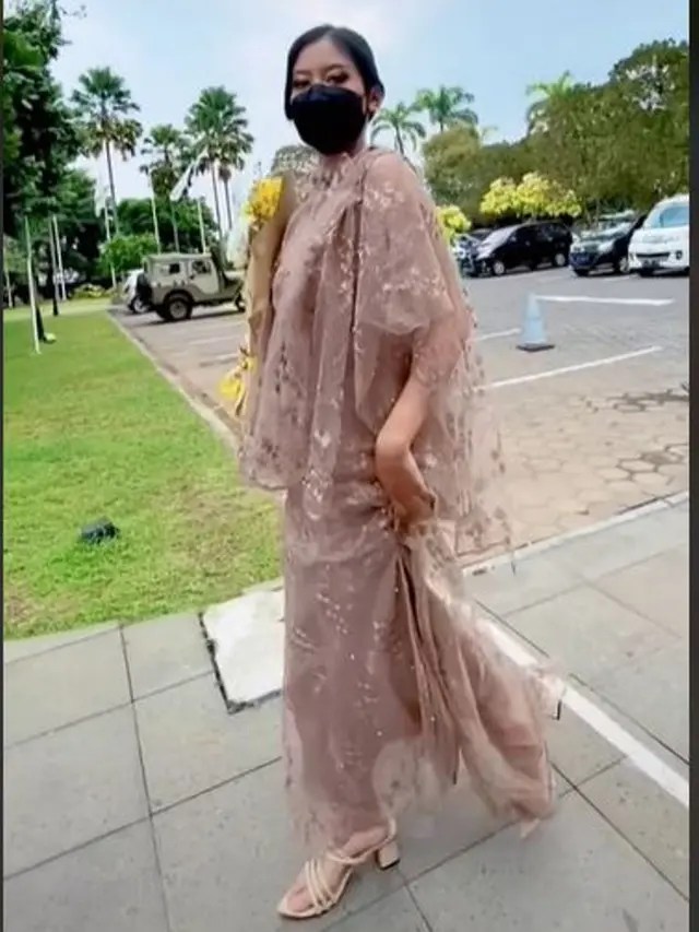 Wanita Bikin Baju Wisuda untuk Teman Sehari Sebelum Acara, Hasilnya Banyak Dipiji