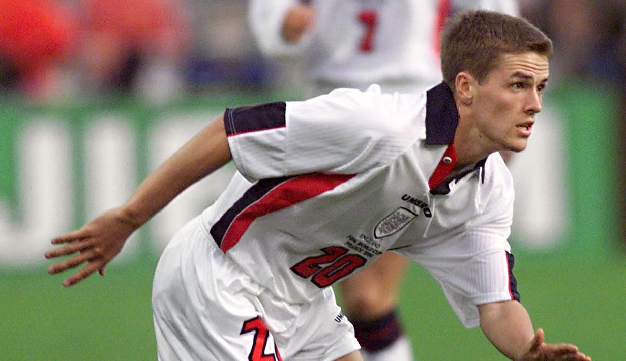 Saat diturunkan menggantikan Teddy Sheringham di menit ke-85 pada laga perdana menghadapi Tunisia (15/6/1998), Michael Owen tercatat sebagai pemain termuda Timnas Inggris yang tampil di ajang Piala Dunia. Saat itu ia baru berusia 18 tahun, 6 bulan dan 1 hari. (AFP/Daniel Garcia)
