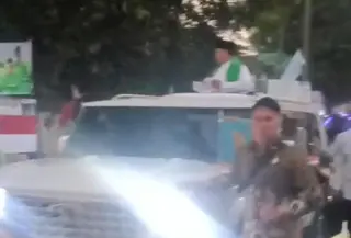 Usai Buka Muktamar NU, Prabowo Lempar Kaos dari Atas Mobil ke Arah Muktamirin
