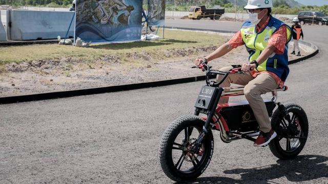 Aksi Menparekraf Sandiaga Uno Kelilingi Sirkuit Mandalika dengan Bersepeda