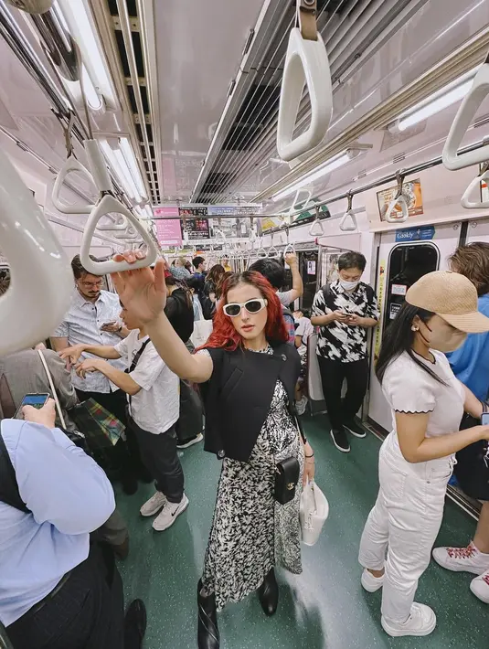 Berpose layaknya model di kereta, beauty content creator ini  tampil modis dengan floral dress, cape, boots, dan kacamata hitam.  [Foto: IG/tasyafarasya].