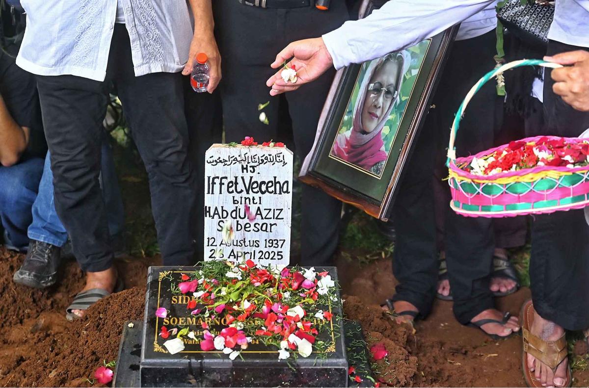Foto: Tangis Haru Pemakaman Bunda Iffet