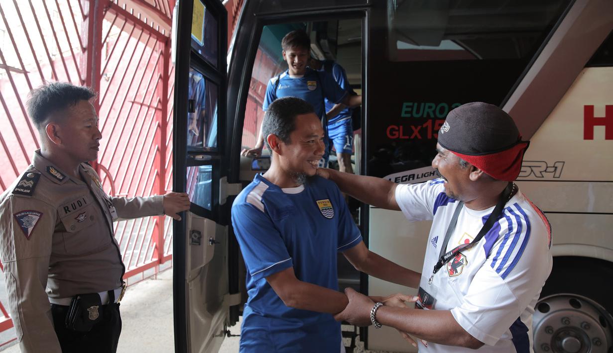 Gelandang sayang Persib, M. Ridwan turun dari bus untuk berlatih jelang laga final Piala Presiden 2015 menghadapi Sriwijaya FC di Stadion Utama Gelora Bung Karno, Jakarta, Sabtu (17/10/2015). (Bola.com/Vitalis Yogi Trisna)