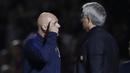 Pelatih Northampton Town, Rob Page memberikan arahan kepada pemainnya saat melawan Manchester United pada piala liga Inggris di Sixfields Stadium, (22/9/2016) dini hari WIB. (Reuters/Darren Staples)