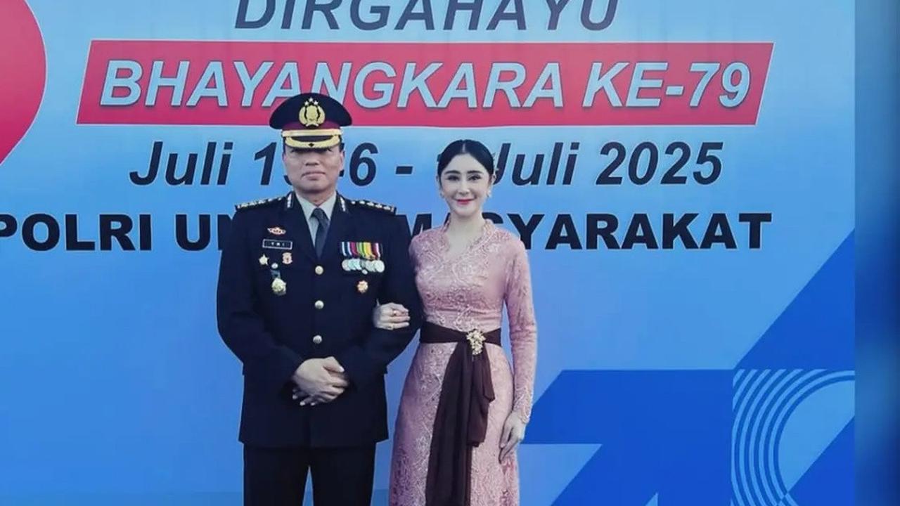 8 Model Kebaya Panjang dengan Selendang Ikat Samping Pinggang, Ada Inspirasi dari Uut Permatasari