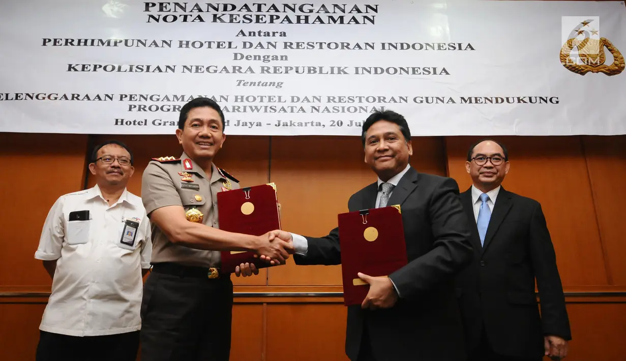 Kabaharkam Polri, Komjen Pol Putut Eko Bayuseno (kedua kiri) bersama Ketua Umum PHRI, Hariyadi BS Sukamdani usai penandatanganan MoU di Jakarta, Kamis, (20/7). MoU tentang Penyelenggaraan Pengamanan Hotel dan Restoran. (Liputan6.com/Helmi Fithriansyah)