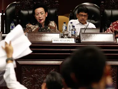 Wakil Ketua DPD GKR Hemas dan Farouk Muhammad memimpin Sidang Paripurna DPD RI di Gedung Nusantara V, Kompleks Parlemen, Jakarta, Senin (3/4). Sidang pembacaan putusan MA soal pergantian pimpinan DPD diwarnai hujan interupsi. (Liputan6.com/Johan Tallo)