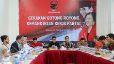 Suasana diskusi menyambut Rakernas dan Harlah PDIP ke-43 di Kantor DPP PDIP, Jakarta, Senin (4/1/2016). PDIP bakal menggelar rakornas pada 10-12 Januari 2016 di Jakarta Internasional Expo, Kemayoran. (Liputan6.com/Faizal Fanani)