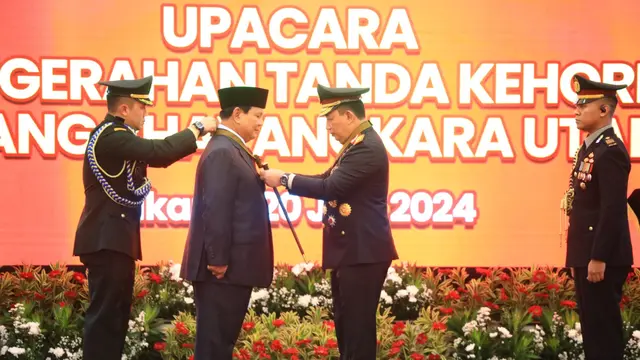 Prabowo Subianto Mendapat Tanda Kehormatan Bintang Bhayangkara Utama dari Polri