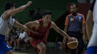 Pebasket Indonesia, Xaverius Prawiro, dribbling bola saat ujicoba melawan Satria Muda dan Pelita Jaya di GOR Soemantri, Jakarta, Selasa (7/8/2018). Indonesia menang 113-75 atas SM dan PJ. (Bola.com/Vitalis Yogi Trisna)