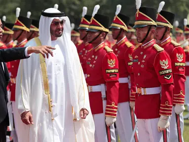 Presiden Joko Widodo (Jokowi)  bersama Putra Mahkota Abu Dhabi, Sheikh Mohamed Bin Zayed Al Nahyan memeriksa pasukan saat kunjungan kenegaraan di Istana Bogor, Kamis (24/7/2019). Keduanya menggelar pertemuan bilateral guna membahas sejumlah kerja sama. (Willy Kurniawan/Pool Photo via AP)
