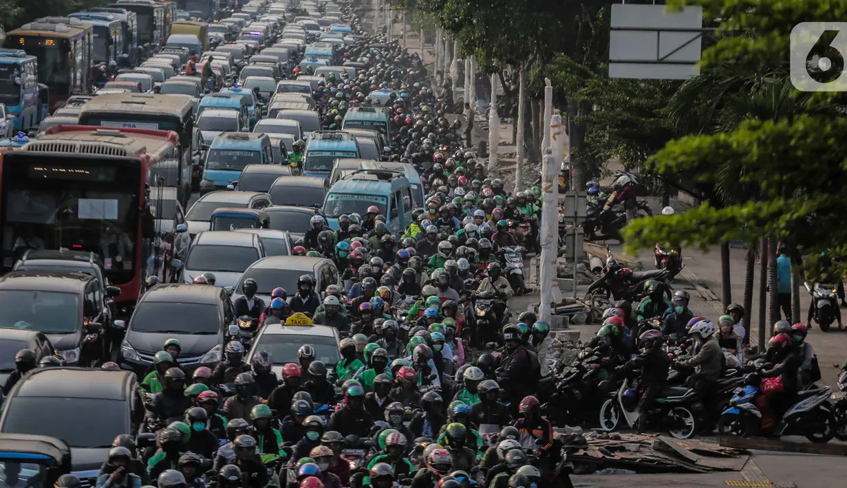 Suasana salah satu ruas jalan di kawasan Kramat Raya, Jakarta Pusat,  yang macet, Senin (28/10/2019). Kemacetan tersebut disebabkan adanya upacara yang digelar di Museum Sumpah Pemuda. (Liputan6.com/Faizal Fanani)