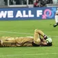 Kiper AC Milan Gianluigi Donnarumma melakukan kesalahan yang berujung gol Pescara pada duel di Stadio Adriatico, Minggu (2/4/2017). (AP Photo/Andrea Di Marco)