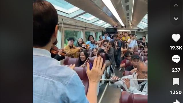 Addie MS dan Musisi Twilite Orchestra Getarkan Kereta Panoramic dengan Lagu Rasa Sayange. Foto: tangkapan layar tiktok @addiems999.