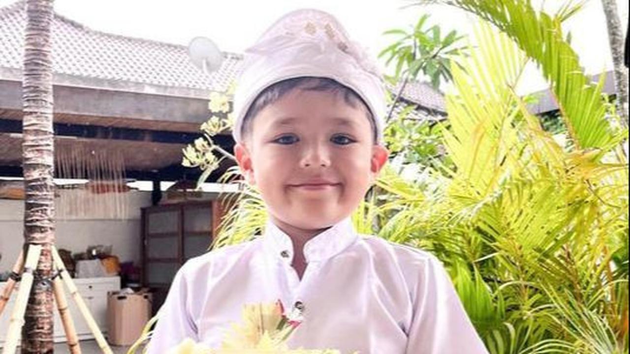 3. Baju Adat Bali (Payas Alit)
