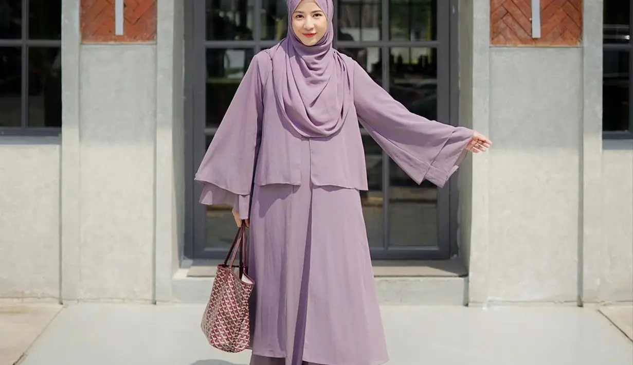 Abaya satu warna seperti dikenakan Natasha Rizky di sini juga bisa jadi inspirasi menarik. Abaya seperti ini bisa meningkatkan penampilanmu di Hari Raya tanpa menunjukkan kesan berlebihan. Foto: Instagram.