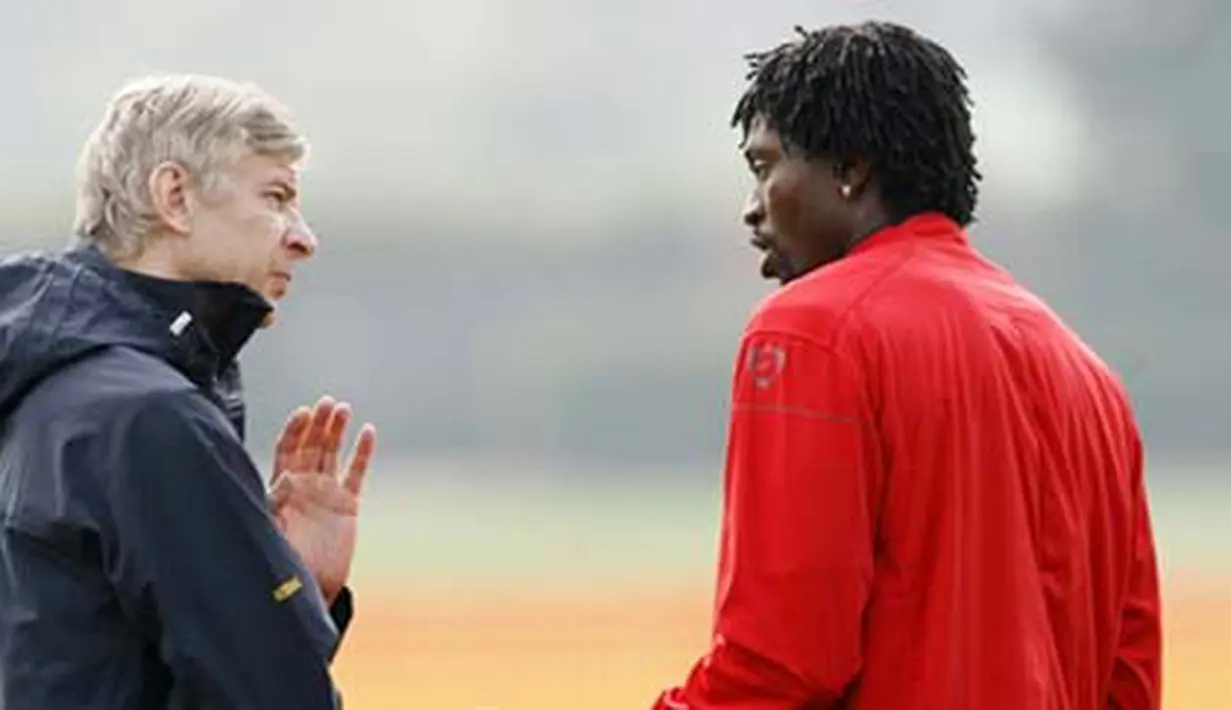Manajer Arsenal, Arsene Wenger bercakap-cakap dengan striker asal Togo, Emmanuel Adebayor di sela latihan di London Colney, jelang leg kedua Liga Champions lawan Villarreal, 14 April 2009. AFP PHOTO/IAN KINGTON 