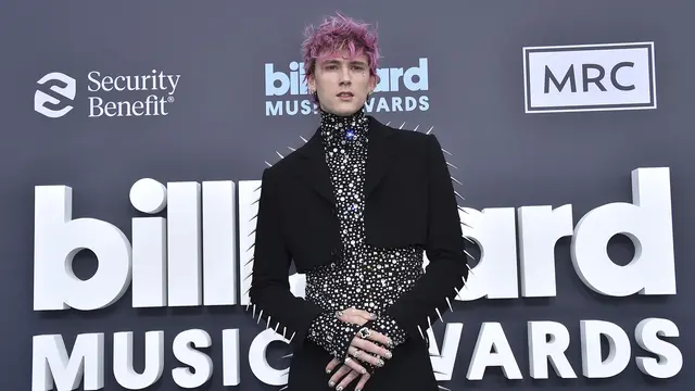 Machine Gun Kelly Gandeng Megan Fox di Billboard Music Awards 2022, Kukunya Dihiasi 880 Berlian