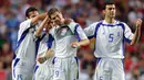 Sihir Timnas Yunani di Euro 2004 tak lepas dari peran Angelos Charisteas (9). Ia berhasil mempersembahkan satu-satunya gol di partai final melawan Portugal, sekaligus mengunci gelar juara Piala Eropa pada edisi tersebut. (Foto: AFP/Javier Soriano)