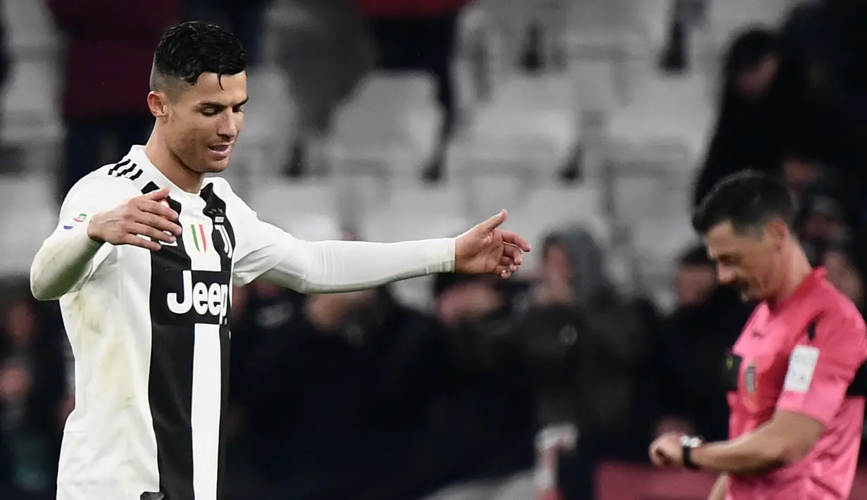Ekspresi penyerang Juventus, Cristiano Ronaldo (kiri) saat pemain Parma mencetak gol ke gawang Juventus dalam lanjutan Serie A Italia di Allianz Stadium, Turin, Sabtu (2/2). Juventus ditahan imbang Parma dengan skor 3-3. (Marco BERTORELLO/AFP)
