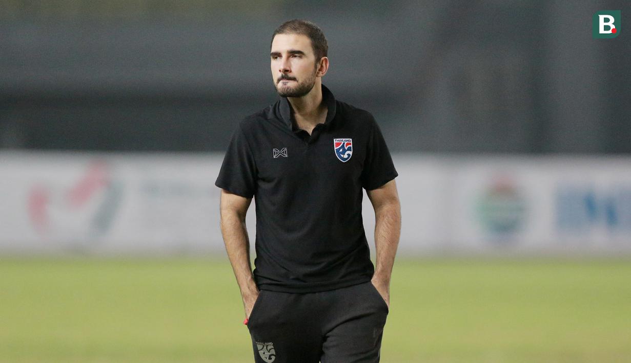 Kekalahan dua gol tanpa balas dari Laos tersebut sekaligus mengubur mimpi Thailand tampil di partai final Piala AFF U-19 2022. (Bola.com/M iqbal Ichsan)