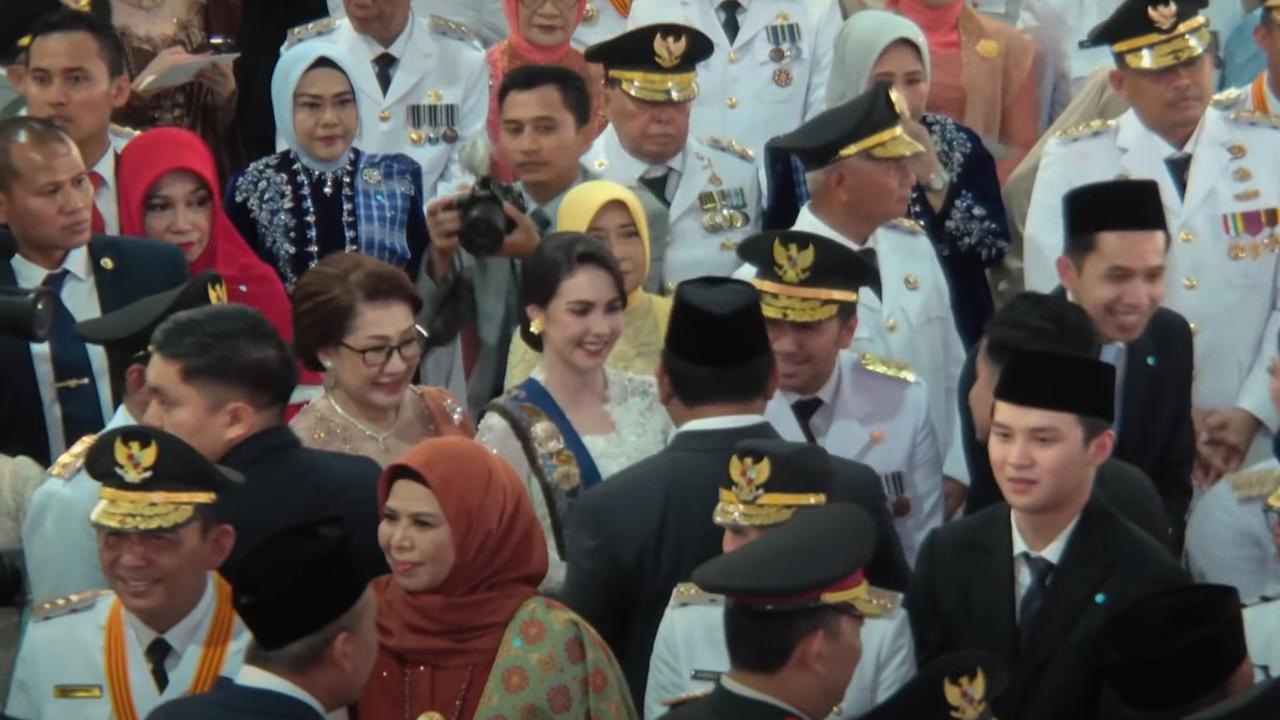 Cantiknya Arumi Bachsin dan Kahiyang Ayu Berkebaya Saat Dampingi Suami Ikut Pelantikan di Istana