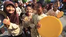 Sejumlah pelajar dari berbagai daerah mengikuti pawai dengan menabuh rebana menyambut pergantian Tahun Baru Islam di Indramayu, Jawa Barat, Jumat (24/10/2014). (Antara Foto/Dedhez Anggara)