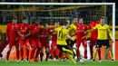 Gelandang Dortmund, Marco Reus saat melakukan tendangan bebas saat melawan Liverpool pada leg pertama Liga Europa di Stadion Signal Iduna Park, Jerman (8/4). Dortmund bermain imbang dengan Liverpool dengan skor 1-1. (Reuters/Kai Pfaffenbach)