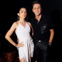 Andhika Pratama baru saja menggelar acara ulang tahun yang ke-37, dia pun terlihat bermesraan dengan sang istri