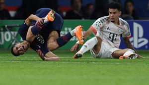 Penyerang Bayern Munchen asal Kolombia #14, Luis Diaz (kanan), melakukan tekel terhadap bek Paris Saint-Germain asal Maroko #02, Achraf Hakimi, dalam pertandingan&nbsp;matchday 4&nbsp;Liga Champions UEFA antara Paris Saint-Germain (PSG) dan FC Bayern Munchen di Parc des Princes, Paris, Rabu (5-11-2025) dini hari WIB. (Thomas SAMSON/AFP)