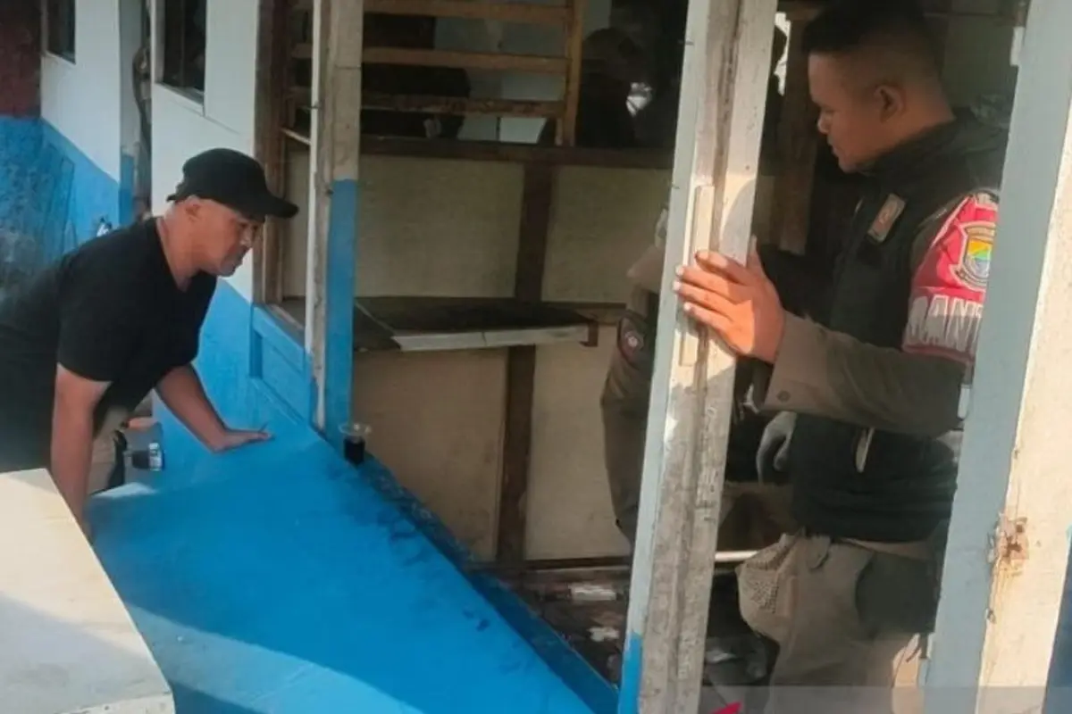 Pemilik kios di jalur Puncak, Kecamatan Cipanas, Kabupaten Cianjur membongkar sendiri kiosnya setelah mendapat janji kompensasi dari Gubernur Jabar, Rabu (27/5/2026).