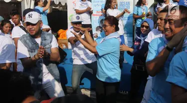 Menteri Kelautan dan Perikanan Susi Pudjiastuti berjoget baby shark dance saat meresmikan 'Pandu Laut Nusantara' sebagai wadah bersama untuk para pemerhati laut di CFD kawasan Bundaran HI, Jakarta, Minggu (15/7). (Liputan6.com/Arya Manggala)