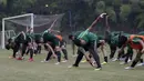 Pemain Timnas Indonesia U-19 melakukan pendinginan usai sesi latihan di Stadion Padjadjaran, Bogor, Kamis (26/9). Latihan ini merupakan persiapan jelang kualifikasi Piala Asia 2020. (Bola.com/Yoppy Renato)