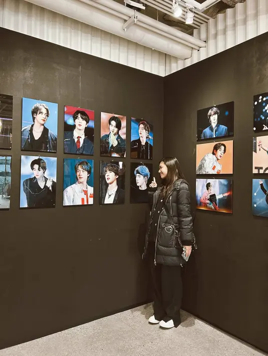 Di HiKR GROUND, banyak memajang foto dari Jin BTS dan segala pernak-pernik yang berhubungan dengannya. Dea banyak mengabadikan momen di dekat foto Jin dengan ekspreasi yang berbahagia. Selain mengunjungi tempat tersebut, Dea saat ini tengah menikmati tempat-tempat indah di Negeri Gingseng. (Liputan6.com/IG/@deaaannisa)