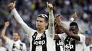 Striker Juventus, Cristiano Ronaldo, melakukan selebrasi usai meraih gelar juara Serie A 2019 di Stadion Juventus, Sabtu (20/4). Juventus menang 2-1 atas Fiorentina. (AP/Luca Bruno)
