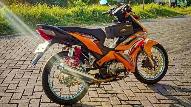 10 Potret Modifikasi Honda Blade, Stripping Repsolnya tak Terlupakan!
