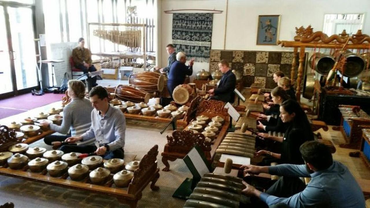Para taruna Australia yang bermain gamelan. (Dokumentasi KBRI Canberra)